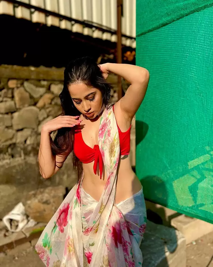 बिग बॉस ओटीटी फेम Urfi Javed ने फिर गिराई बिजली, देखे तस्वीरें