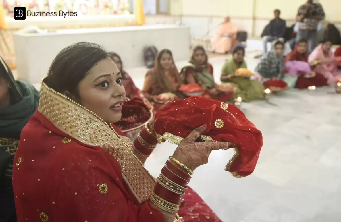 करवा चौथ : चंद्र को अध्र्य देकर सुहागिनों ने खोला व्रत