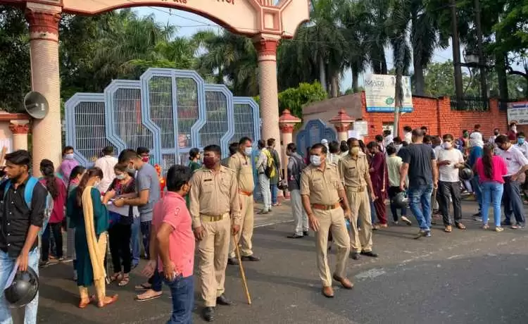 मेरठ में लॉकडाउन के बीच थर्मोस्कैनिंग के बाद ही 44 सेंटरों पर 18,800 अभ्यार्थियों ने दी बीएड प्रवेश परीक्षा