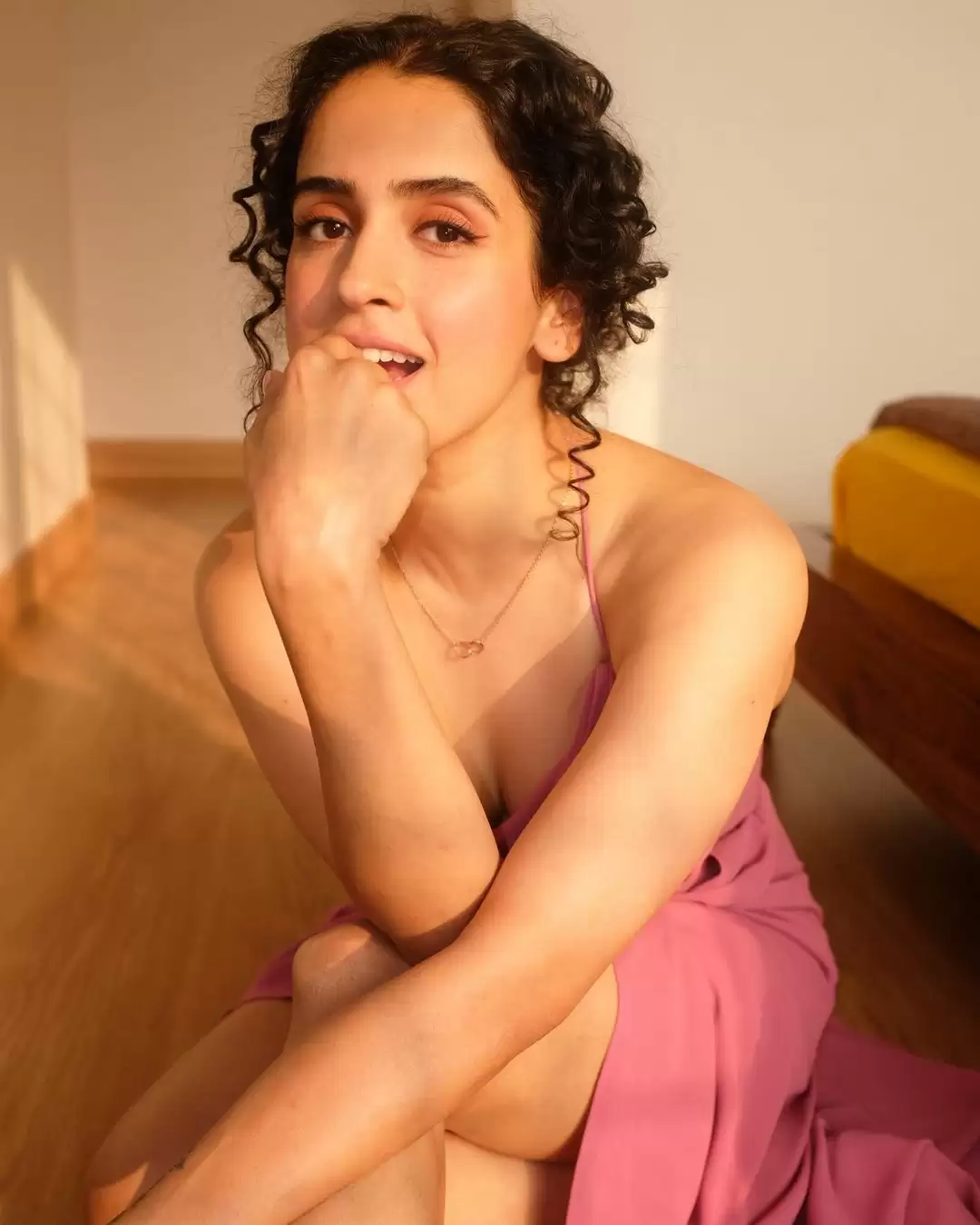 Sanya Malhotra ने बिखेरी अपनी अदाएं , तस्वीरें हुई वायरल