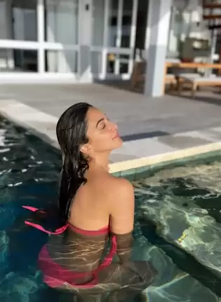 कियारा आडवाणी कर रही है अपना वेकेशन एन्जॉय, अभिनेत्री ने पोस्ट किये बिकिनी शॉट्स
