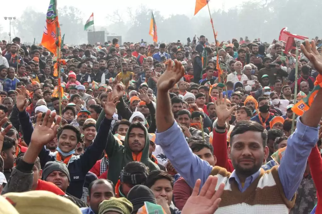 पीएम मोदी ने युवाओं को लुभाया, सपा पर चलाये तीर