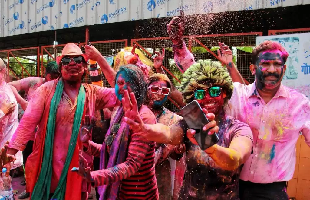 Holi Festival Images: कहां कैसे हुई रंगों की बौछार, देखे होली की रंगीन तस्वीरें!!