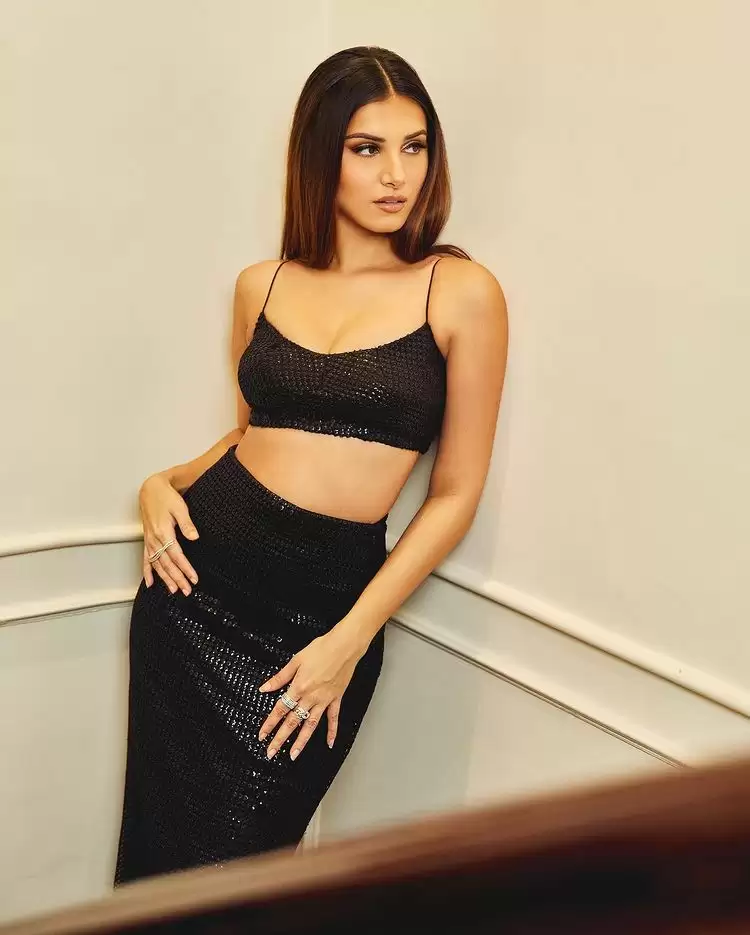 Tara Sutaria ने ढाया कहर, देखें तस्वीरें!!