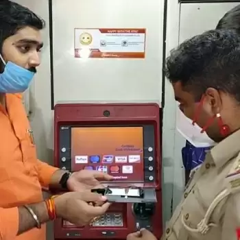 कानपुर के पाॅश इलाके स्वरूप नगर में एटीएम कार्ड को क्लोन करने वाली स्किमर डिवाइस मिली