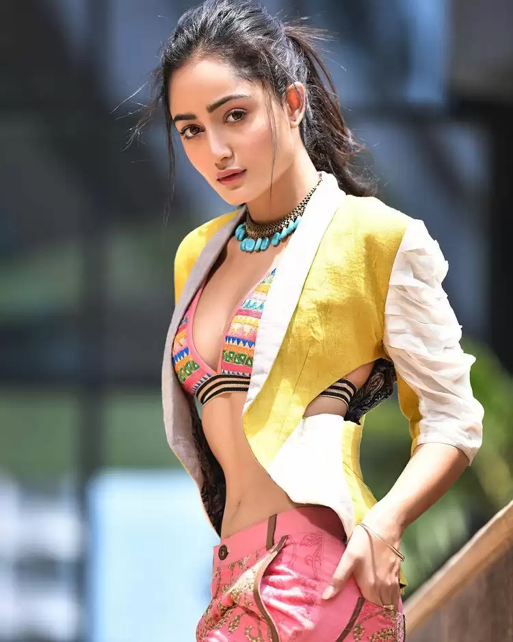 Tridha Choudhury बोल्डनेस से उड़ाती है फैंस के होश, देखे तस्वीरें
