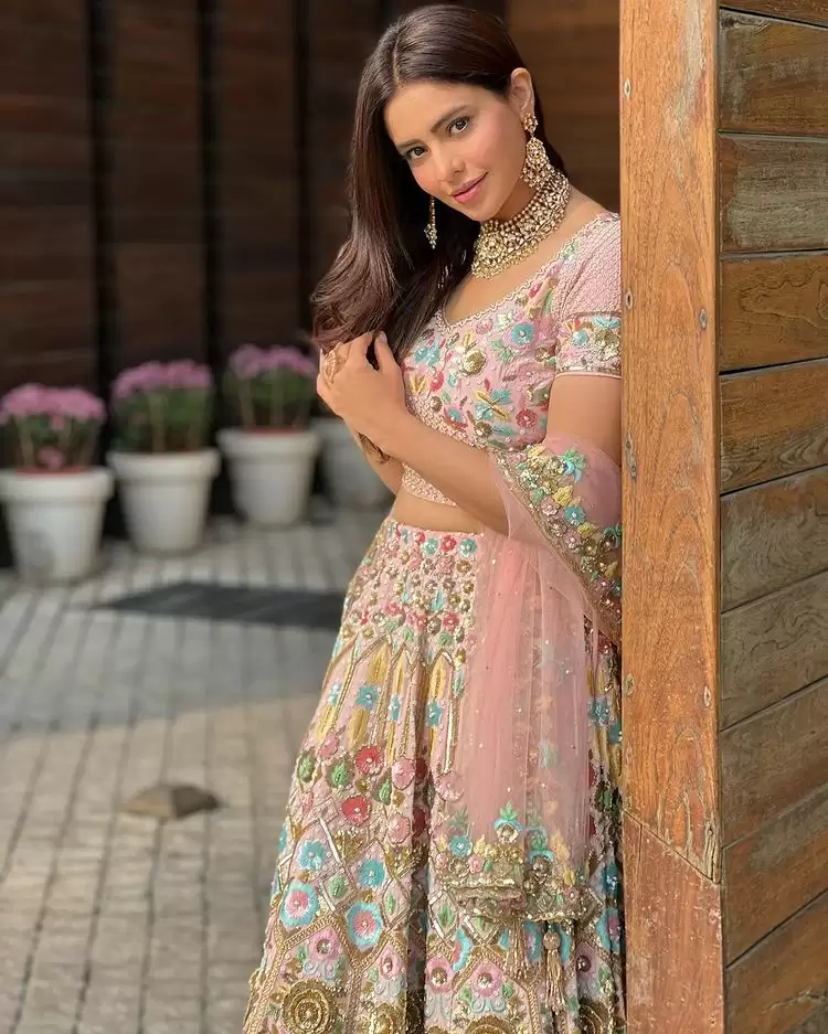 Aamna Sharif ने ट्रेडिशनल लुक में लूटी महफिल, देखे तस्वीरें