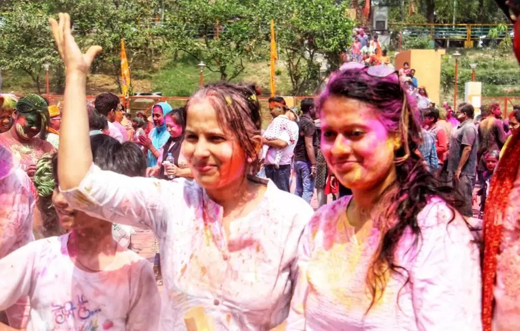 Meerut Holi Live Update : होली पर तापमान ने दिखाए तेवर 37 डिग्री तक पहुंचा पारा,दिन में रही तेज गर्मी