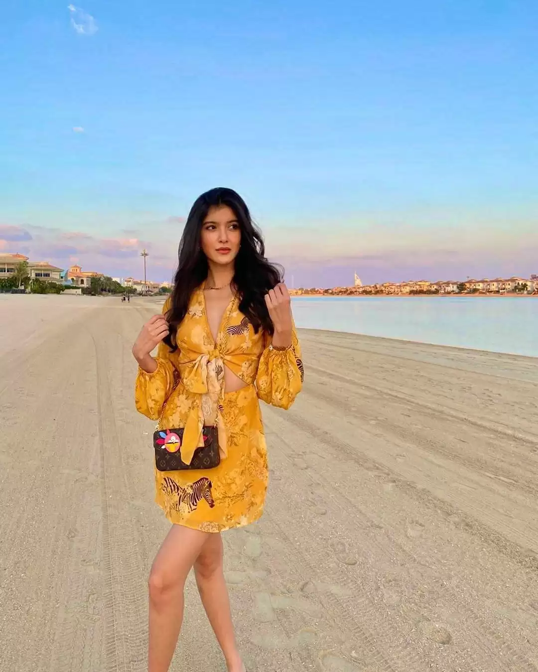 Janhvi Kapoor की कजिन Shanaya Kapoor ने ढाया कहर, ग्लैमरस अंदाज में आईं नजर.
