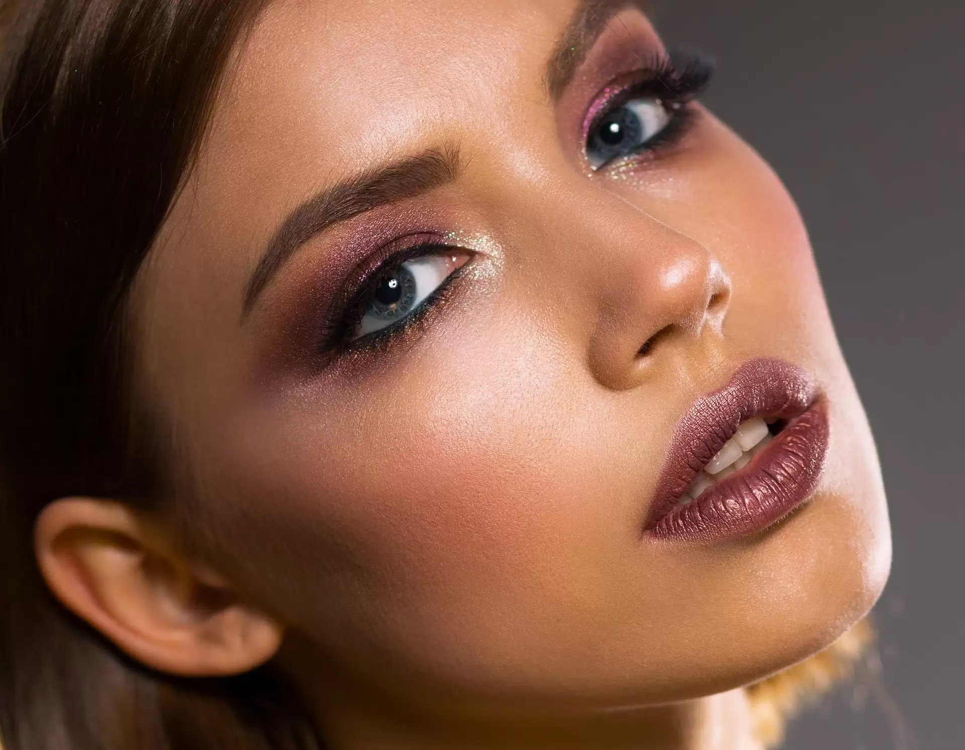Makeup tips: आंखों को और आकर्षक और सुंदर लुक देने के लिए फॉलो करें ये खास टिप्स