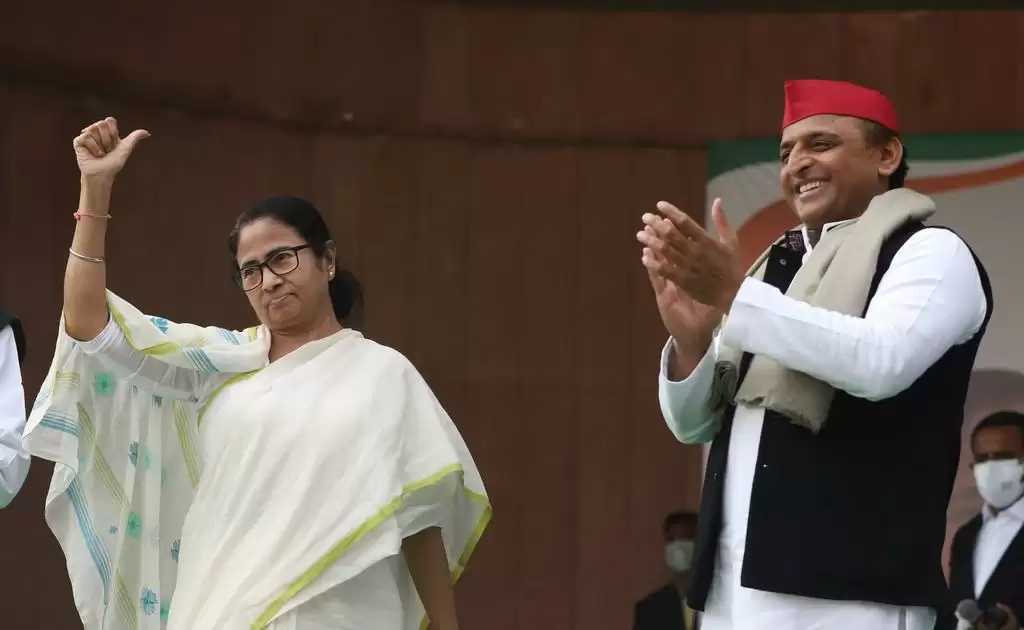 सपा के मंच से ममता ने सबको साधा, आमजन के मुद्दों पर बेबाकी से रखी राय