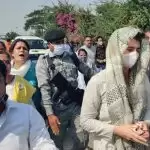 यमुना एक्सप्रेसवे पर रोका गया राहुल-प्रियंका का क़ाफ़िला, पैदल हुए रवाना