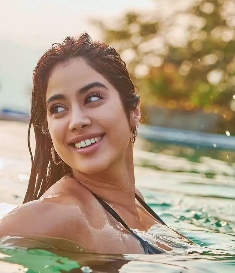 Janhvi Kapoor का हॉट अंदाज़ हो रहा है वायरल, देखे तस्वीरें!!