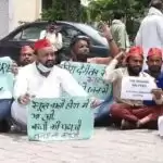 मेरठ: स्कूलों की फीस माफी के लिए सपा और कांग्रेस कार्यकतार्ओं का प्रदर्शन