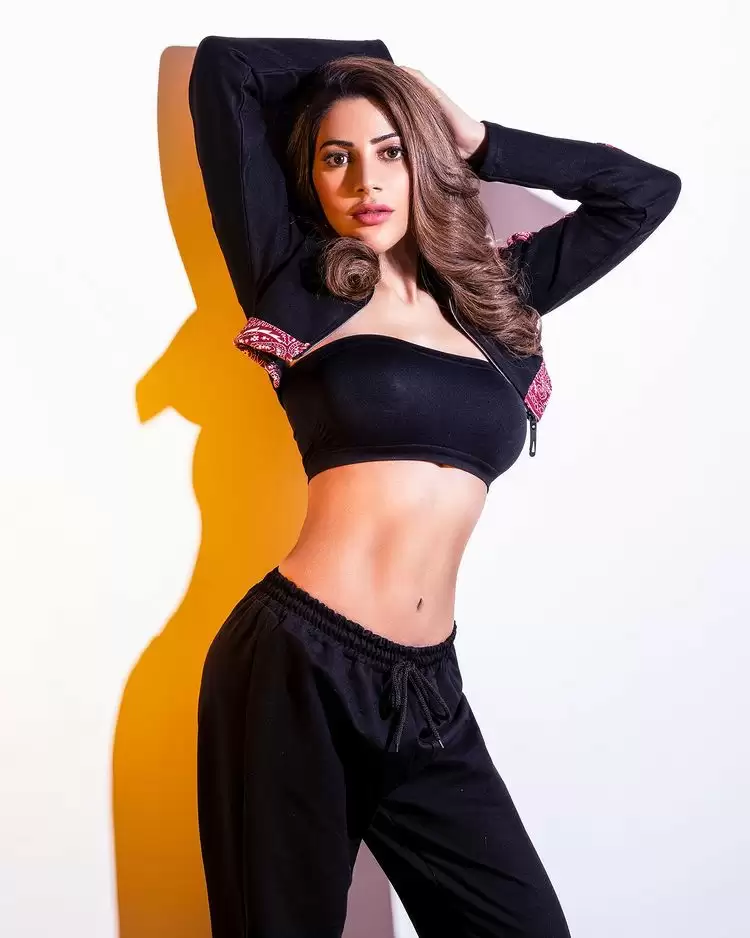 Nikki Tamboli ने फ्लॉन्ट किया कर्वी फिगर, देखें तस्वीरें!!