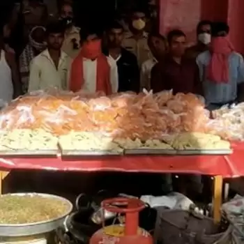 उन्नाव: प्रधान पद के उम्मीवार के पास से 2 क्विंटल जलेबी और समोसा जब्त, 10 गिरफ्तार