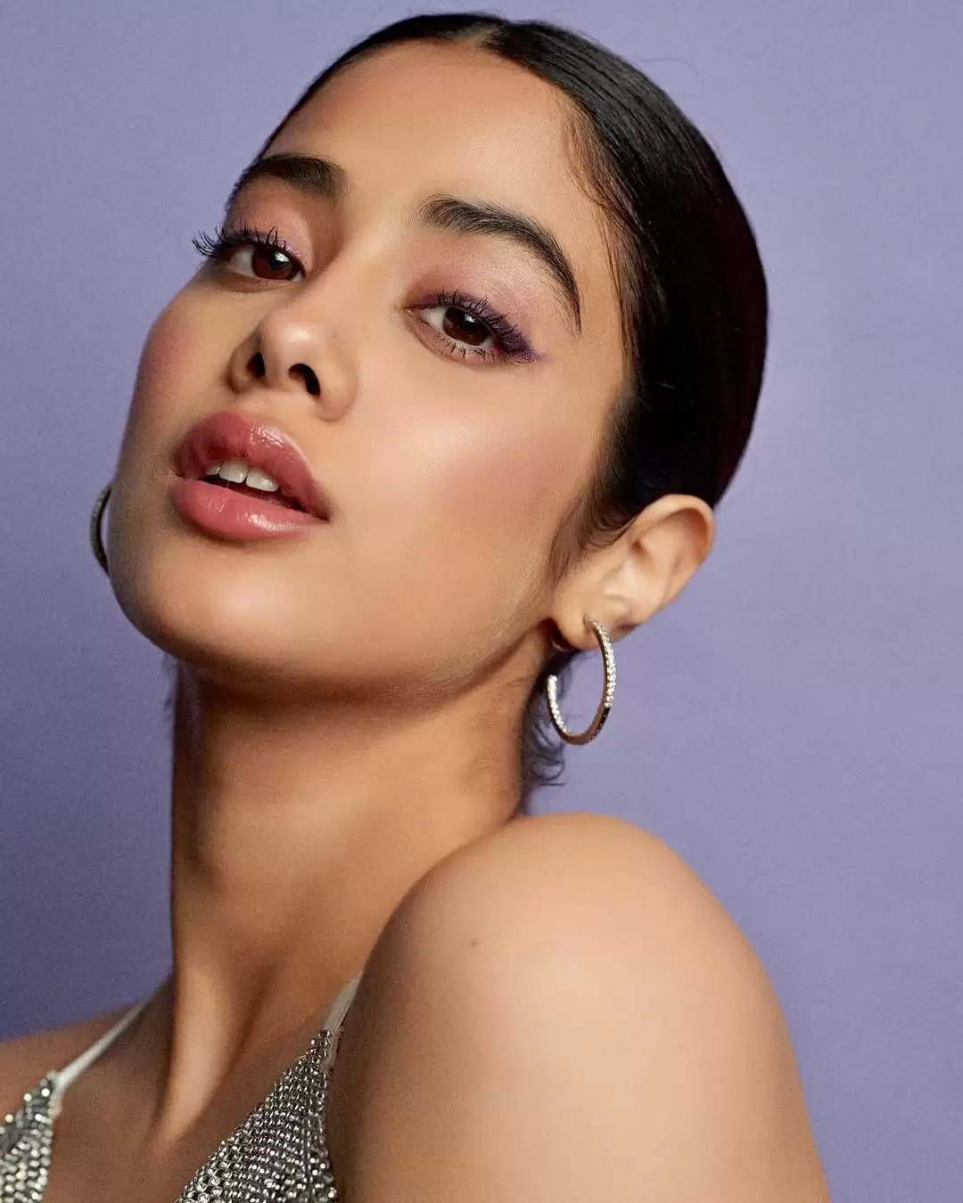 Janhvi Kapoor का ये लुक है बेहद कमाल, तस्वीरों से मचाई सनसनी