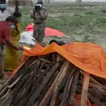 गंगा में शवों को बहने से बचाने को किया जा रहा अंतिम संस्कार