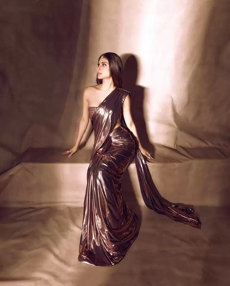 Mouni Roy ने अदाओं से गिराई बिजलियां, देखे तस्वीरें!!