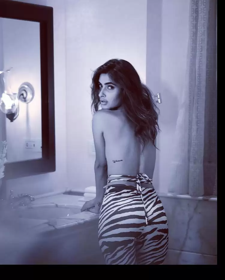 ‘Ragini MMS’ की एक्ट्रेस Karishma Sharma का देखे ये बोल्ड अंदाज़!!