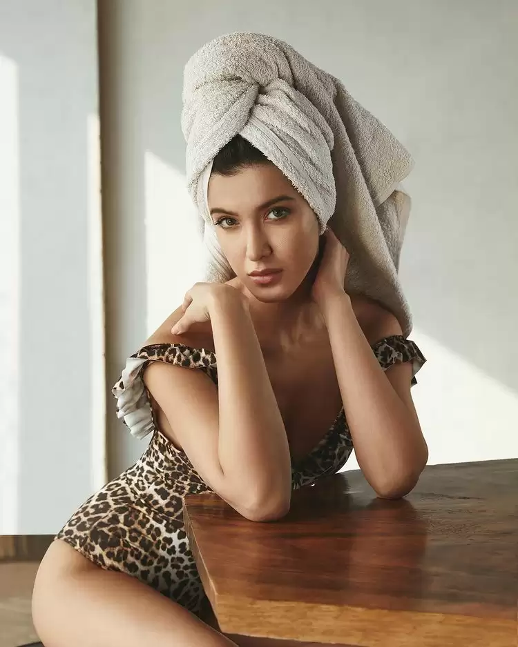 Shanaya Kapoor है हॉटनेस क्वीन, देखे ये तस्वीरें!!