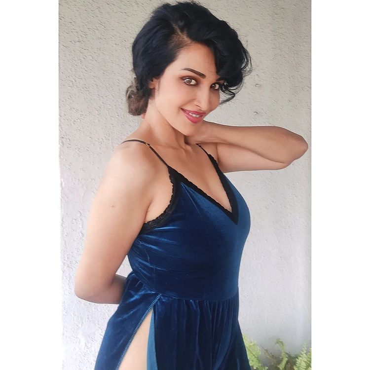 Flora Saini Hot