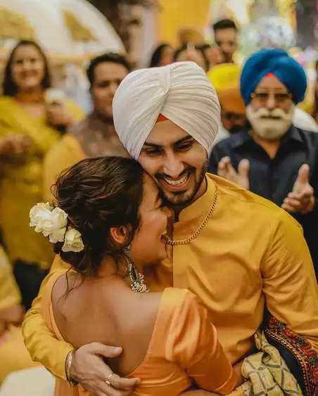 Neha Kakkar और Rohanpreet की हल्दी सेरेमनी में देखिये बेहद रोमांटिक तस्वीरें