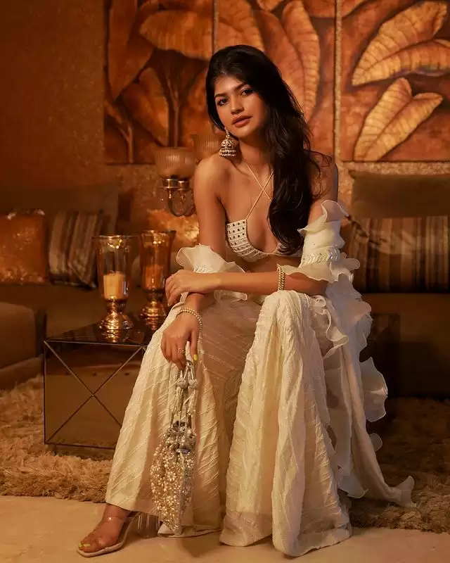 Anjini Dhawan ने ट्रेडिशनल लुक में लगाया बोल्डनेस का तड़का, देखे तस्वीरें