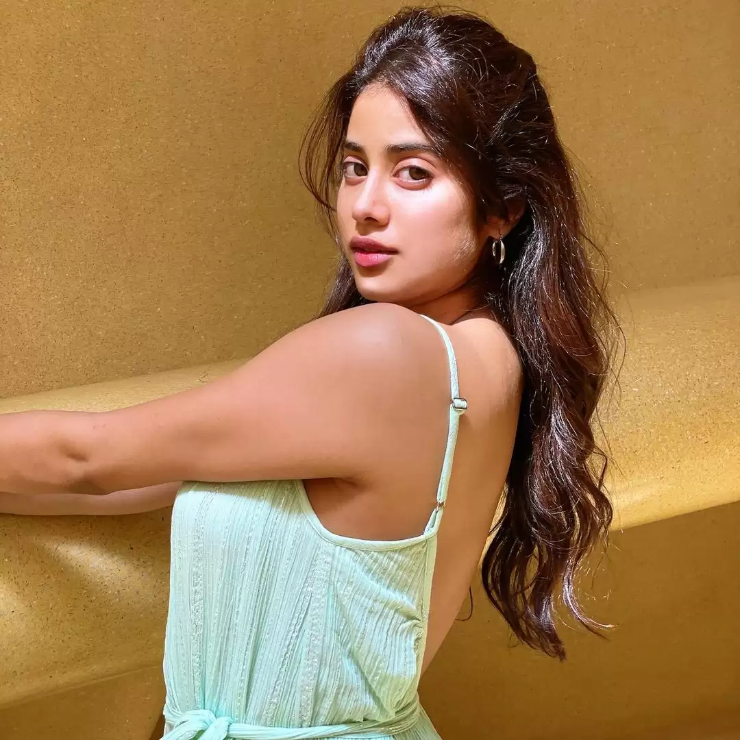 Janhvi Kapoor ने गिराईं बिजलियां, तस्वीरों पर फिदा हुए फैंस