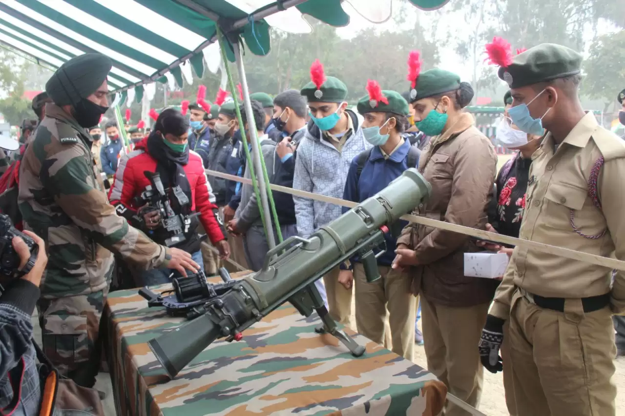 सैन्य हथियार देखकर रोमांचित हुए छात्र-छात्राएं