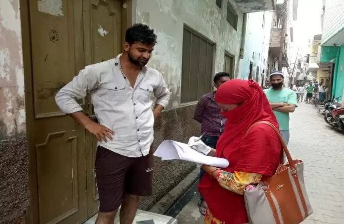 मुजफ्फरनगर : खालापार मे सर्वे करने पहुची टीम
