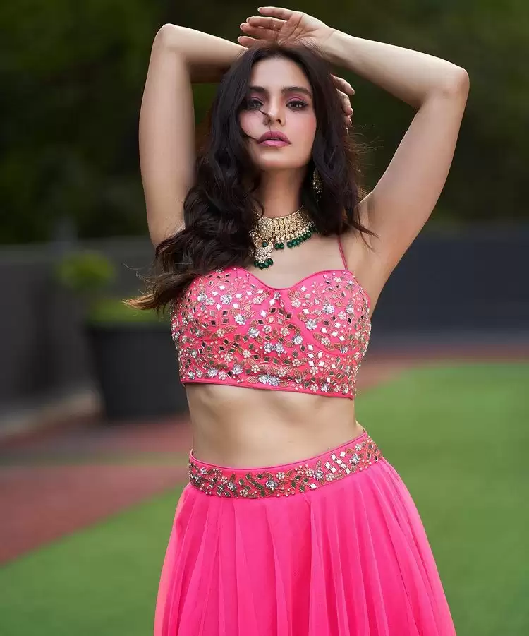 Aamna Sharif ने दिलकश अदाओं से बनाया सबको दीवाना, देखे तस्वीरें !