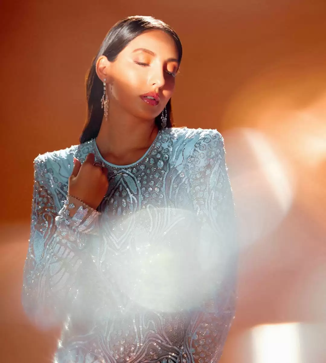 Nora Fatehi ने फिर बढ़ाई फैंस के दिलों की धड़कन, देखिये तस्वीरें