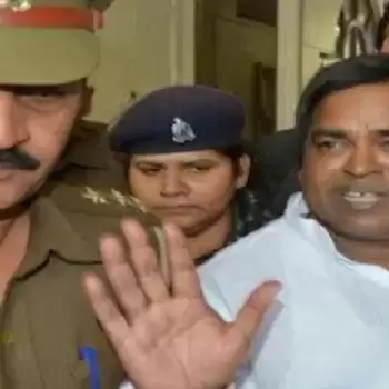 पूर्व कैबिनेट मंत्री गायत्री प्रजापति को अरेस्ट कर भेजा गया केजीएमयू