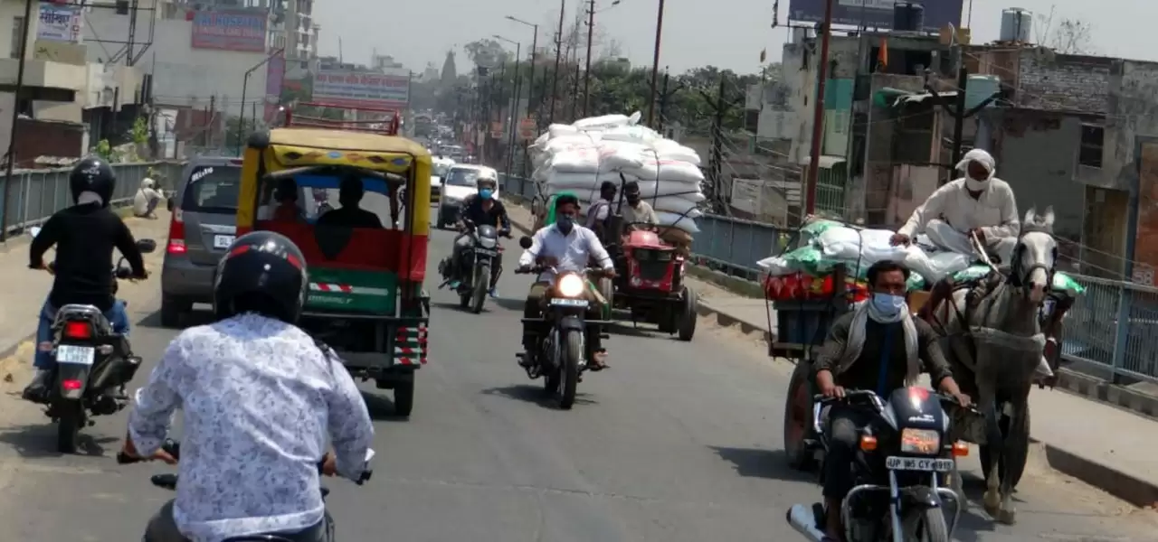 बाजारों में भीड़, घरों में पहुंच रहा कोरोना