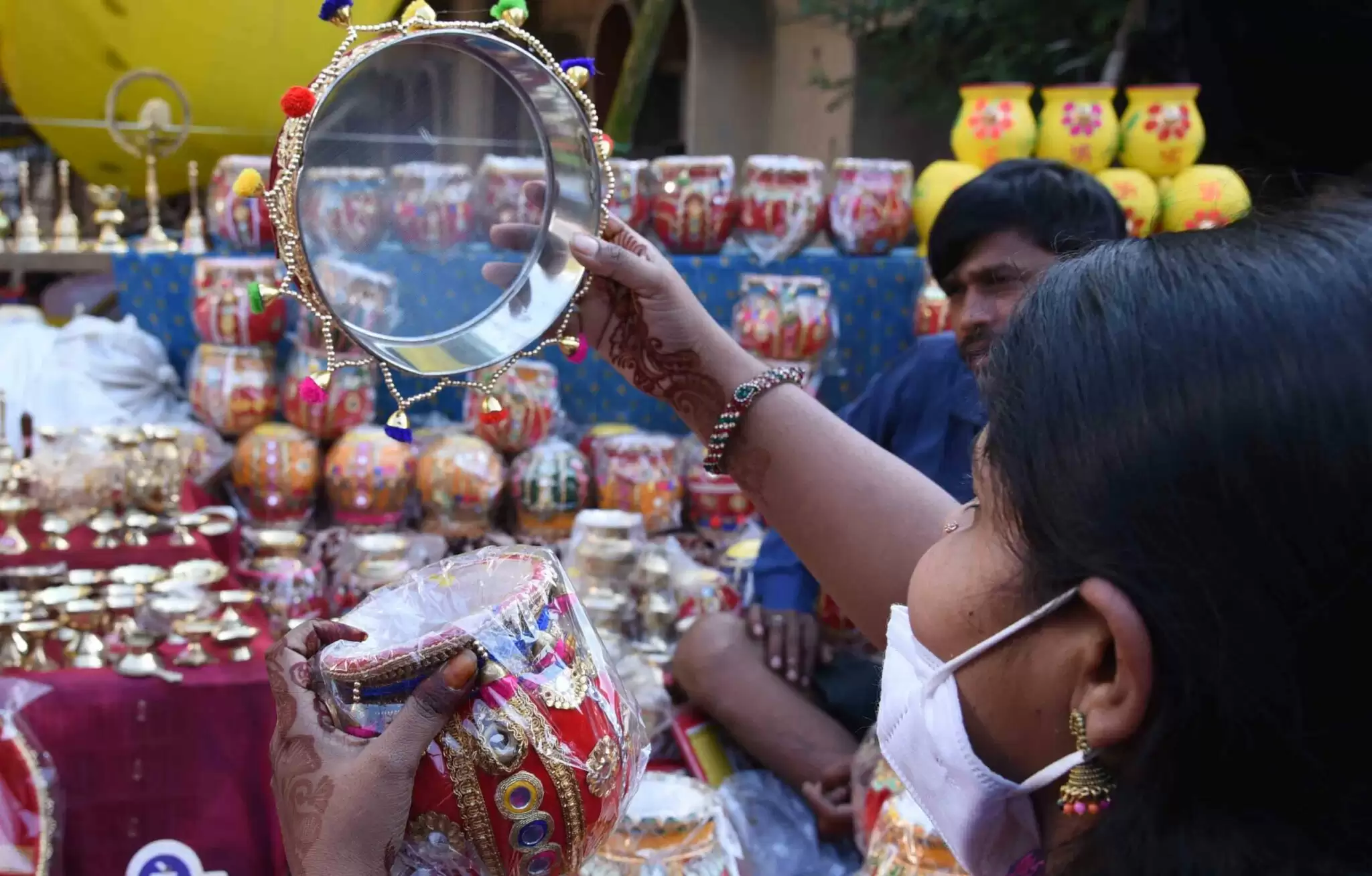 मेहंदी रचे हाथों से सोलह श्रृंगार करेंगी सुहागिने