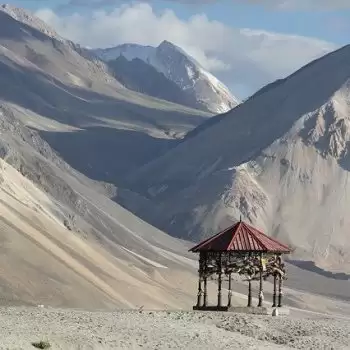लद्दाख में घूमने के लिए सबसे बेस्ट जगहें, मन मोह लेती है यहां की सुंदरता