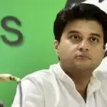 ज्योतिरादित्य सिंधिया ने रानी लक्ष्मीबाई को किया नमन तोे कांग्रेस ने गंगाजल छिड़क समाधी स्थल का किया शुद्धिकरण