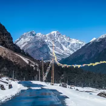 यमथांग वैली में लीजिये पृथ्वी पर सफ़ेद चादर से ढके पहाड़ो का हसीन नज़ारा