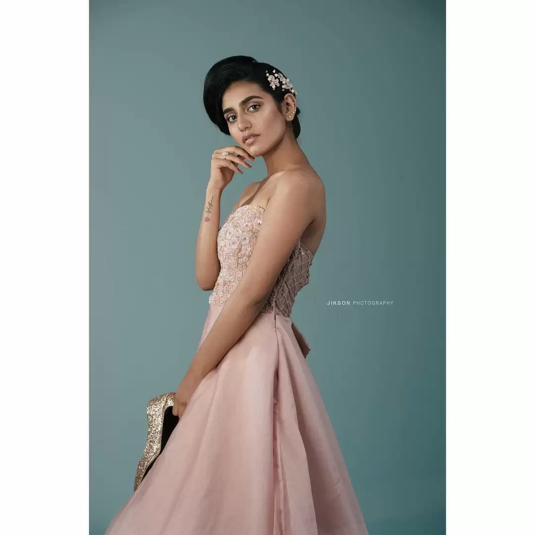 Priya Prakash Varrier की अदाओं ने लगाई इंटरनेट पर आग, देखे तस्वीरें
