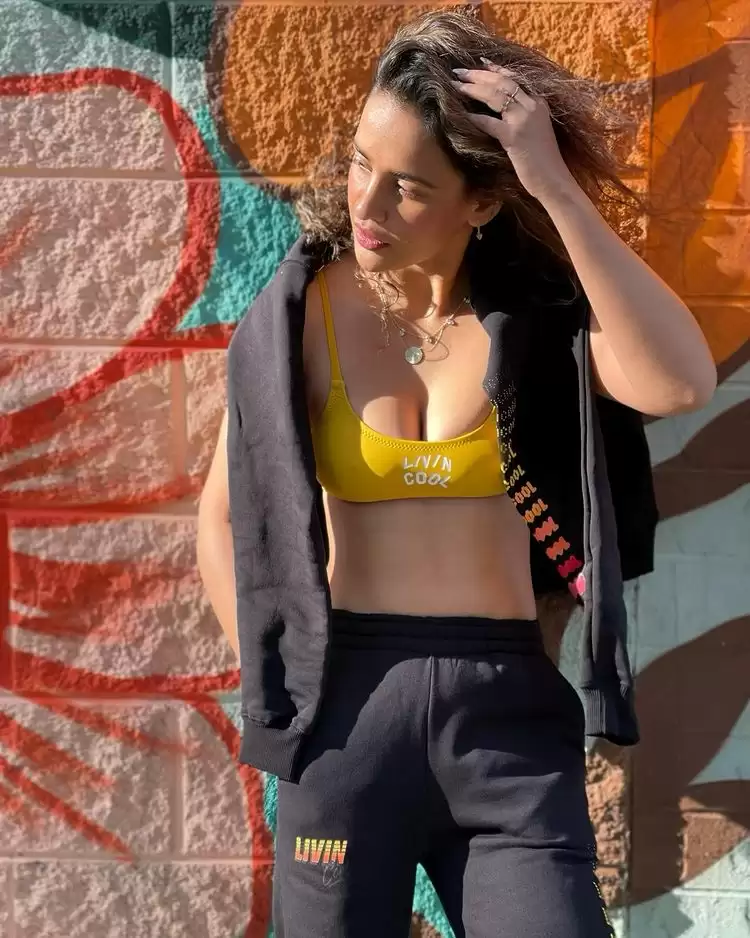 Aisha Sharma ने उड़ाए फैन्स के होश, देखे तस्वीरें