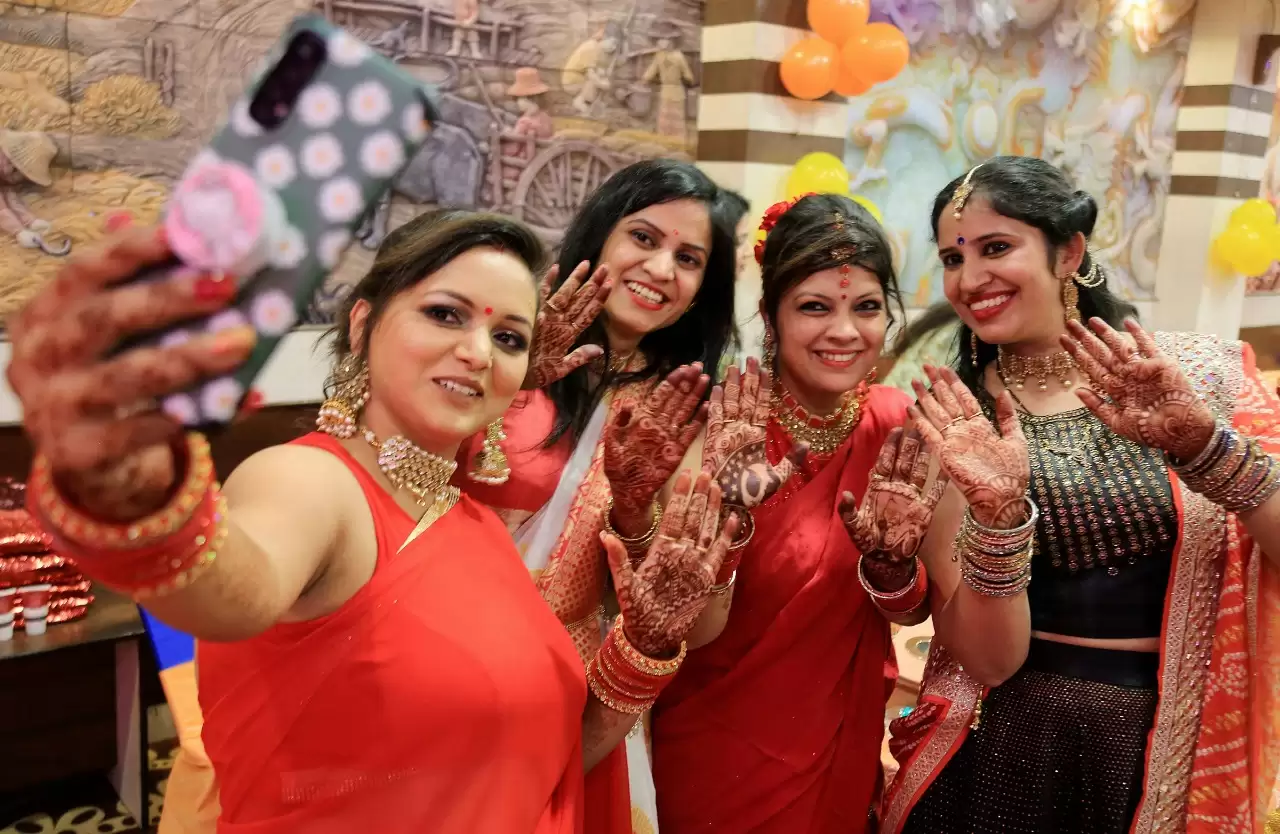 Karwa Chauth – छलनी से किया चांद का दीदार, मांगी पति की लंबी आयु