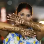 मेहंदी रचे हाथों से सोलह श्रृंगार करेंगी सुहागिने