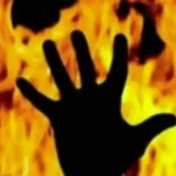 मुंबई में फिल्म मेकर संतोष गुप्ता की पत्नी और बेटी ने खुद को ज़िंदा जलाया