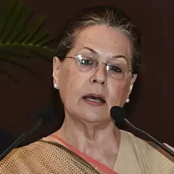 सोनिया गाँधी की सरकार से मांग, वैक्सीनेशन की उम्र 25 साल की जाए