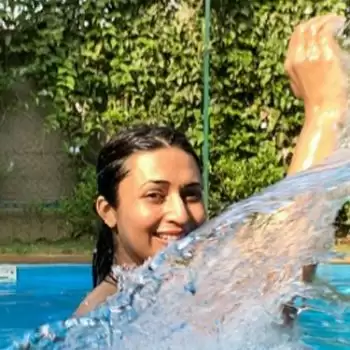 दिव्यांका त्रिपाठी के पूल पोज़ फोटोज़ ने सोशल मीडिया पर मचाई धमाल