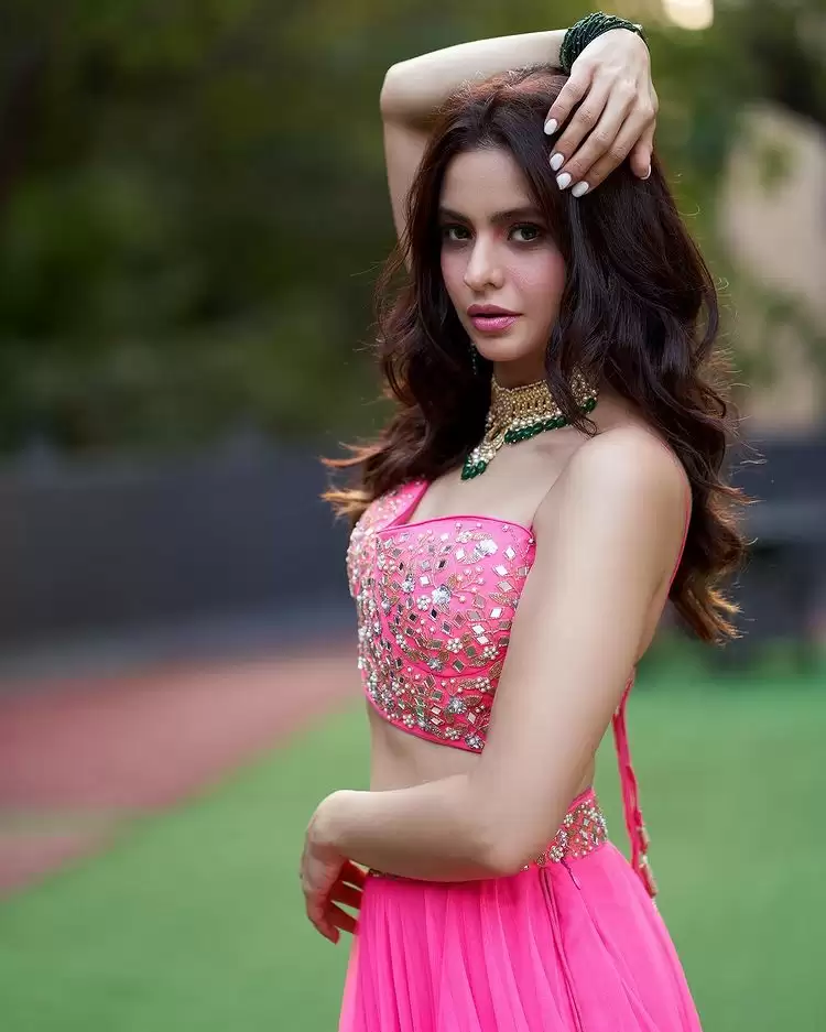 Aamna Sharif ने अपने ट्रडिंशनल स्टाइल से लूटी महफिल, देखे तस्वीरें!!