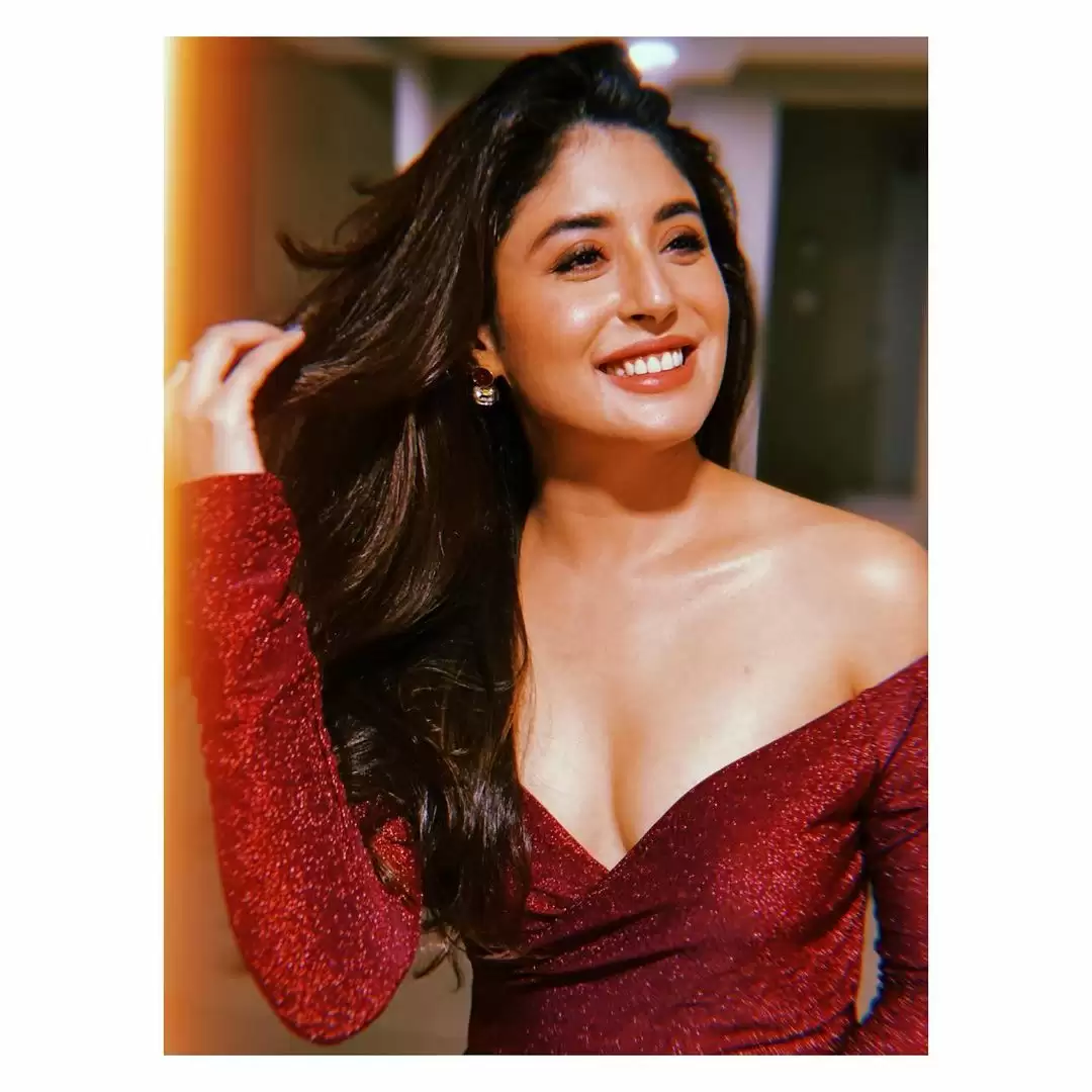 वेब सीरीज Tandav के साथ साथ वायरल हुई Kritika Kamra की तस्वीरें