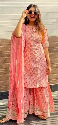 शरारा सूट में एक्ट्रेस नीति टेलर की शरारत