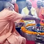 गोरखनाथ मंदिर में सीएम योगी ने किया भोले शंकर का रुद्राभिषेक